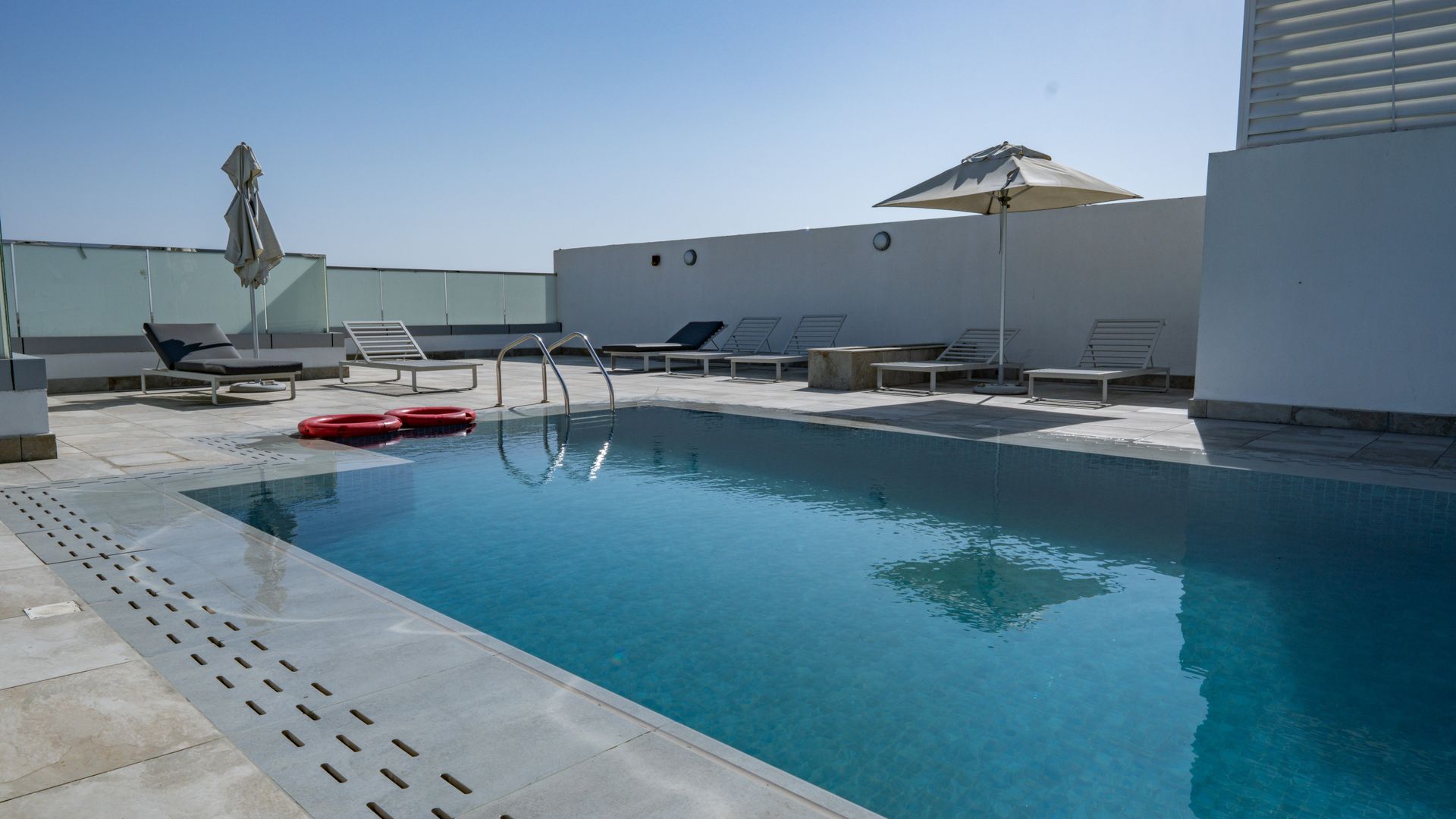 Rooftop pool — Dari Q Apartments, Al Salamah