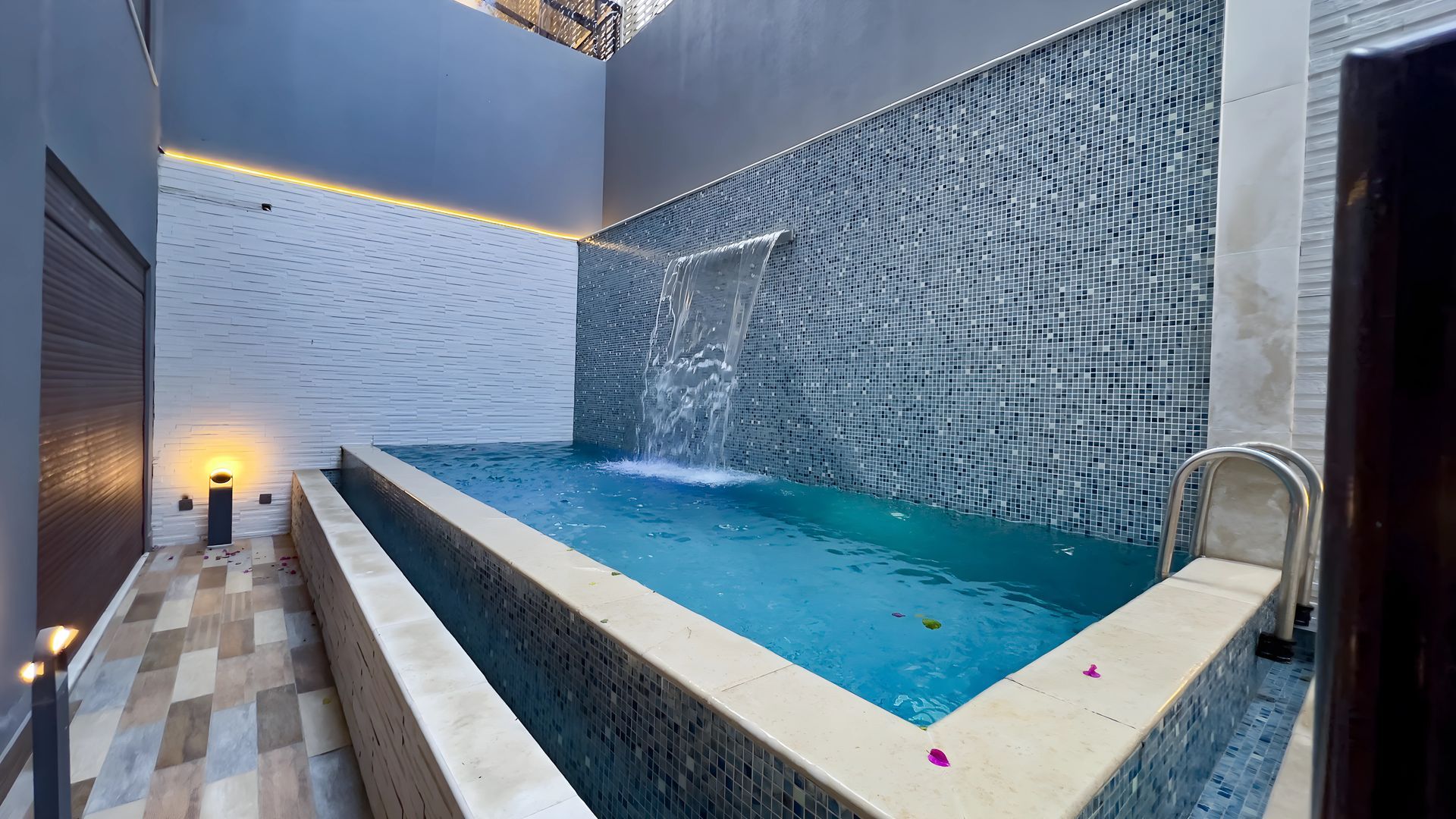 Swimming pool — Modern Villa, Al Zahra